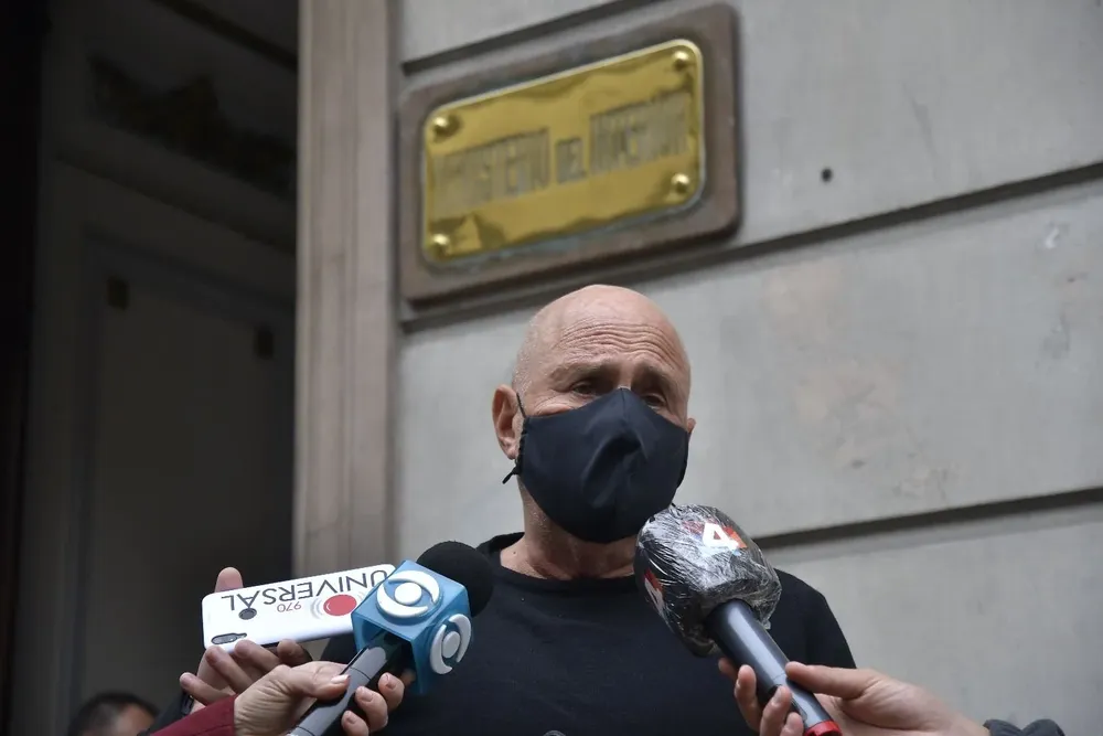 Novick dio una conferencia de prensa a la salida de una reunión con el ministro del Interior Luis Alberto Heber