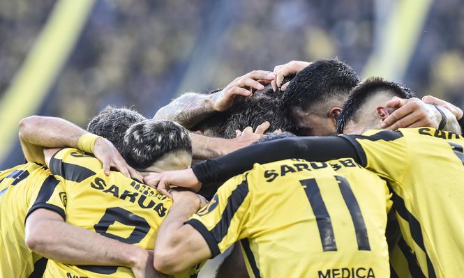 Festejo de los jugadores de Peñarol