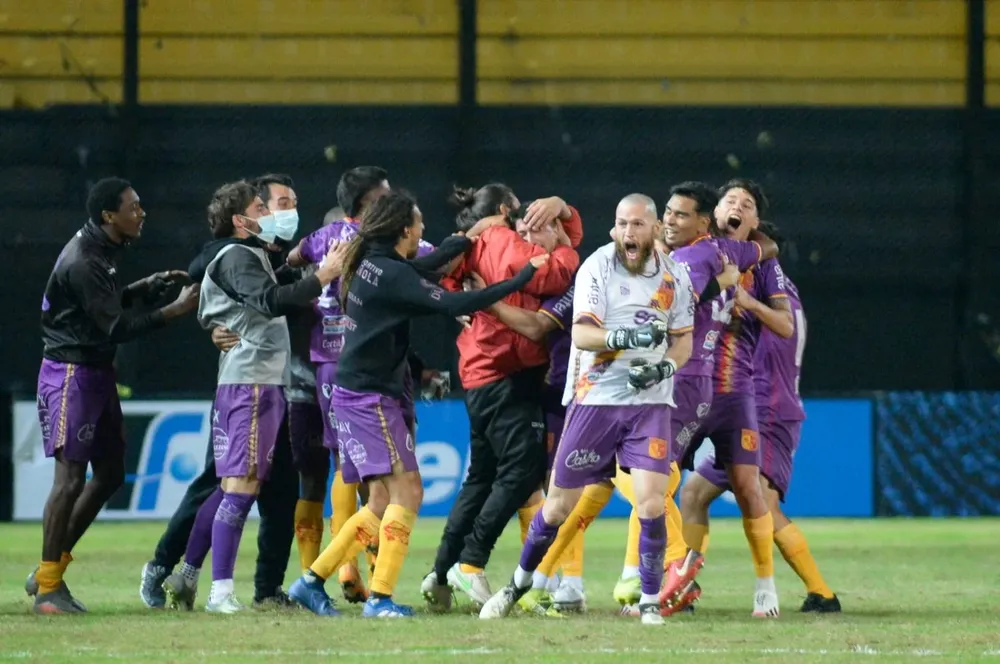 El arquero Facundo Silva celebra en la hora el gol de Villa Española contra Peñarol