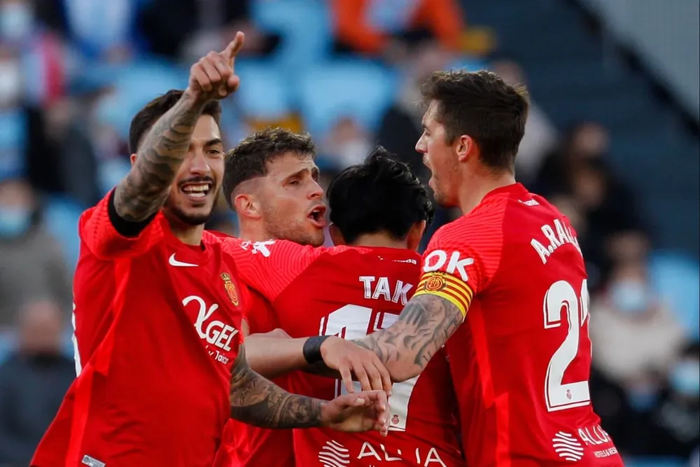 El festejo de Gio González con sus compañeros