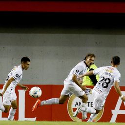 Agustín Anello de Boston River celebra un gol por la Copa Libertadores ante Ñublense   