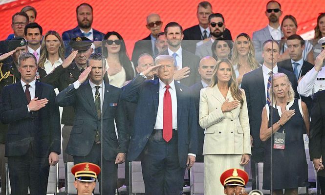 Las impresionantes imágenes del desfile militar de Trump y de las protestas en su contra más grandes desde que volvió al poder