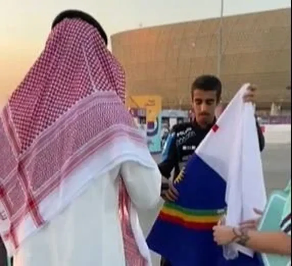 Brasileño muestra una bandera de Pernambuco