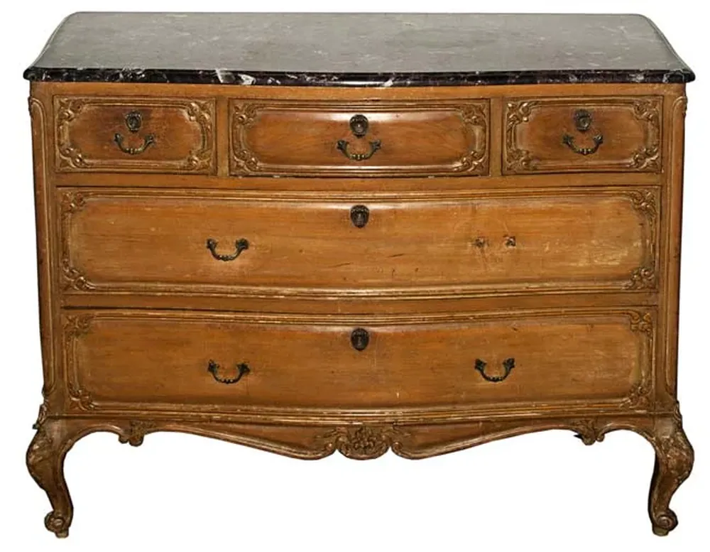 Una de las cómodas que se subastará en Bavastro e hijos