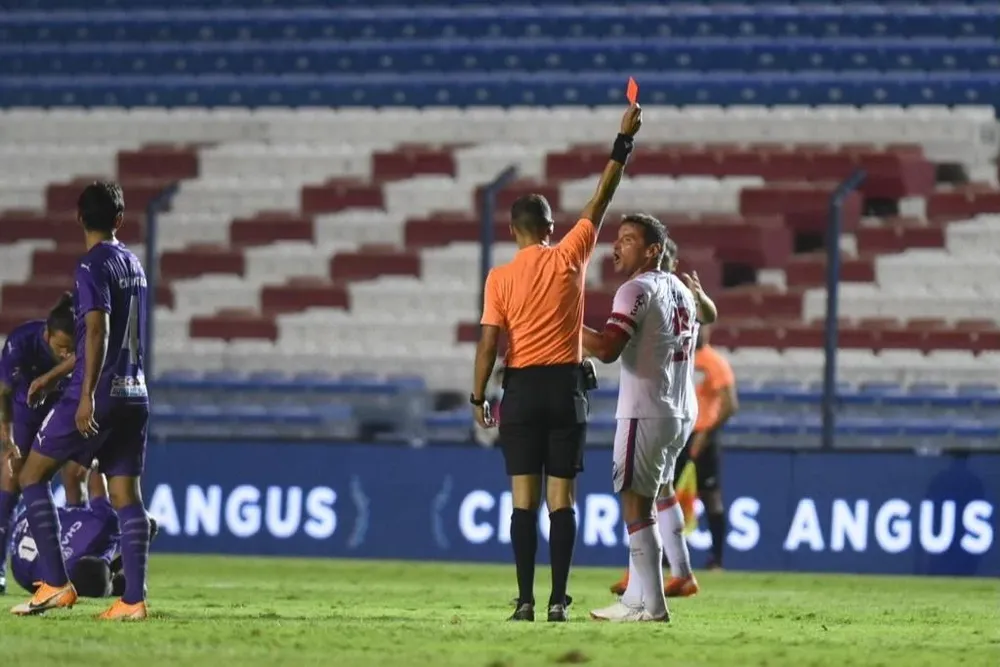 Roja a Bergessio por puntapié intencional.