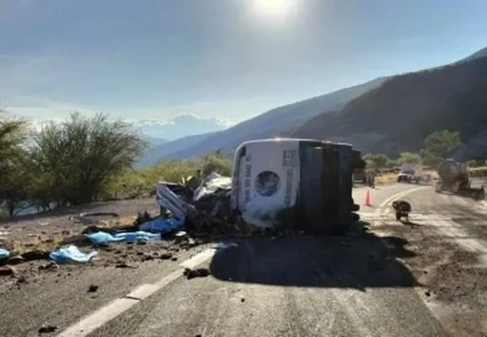 El vehículo volcó en la carretera Oaxaca-Cuacnopalan que estuvo cortada por varias horas.