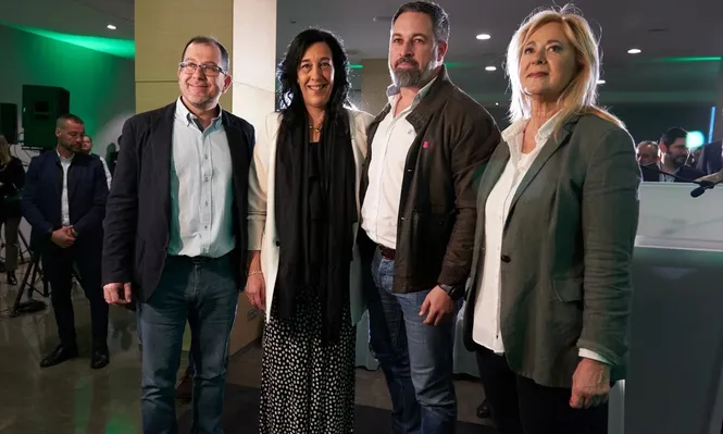 El candidato de VOX por Guipúzcoa, Andrés Paramio; la candidata de VOX por Álava, Amaia Martínez; el presidente de VOX, Santiago Abascal, y la candidata de VOX por Vizcaya, María Pérez, - Carlos González.