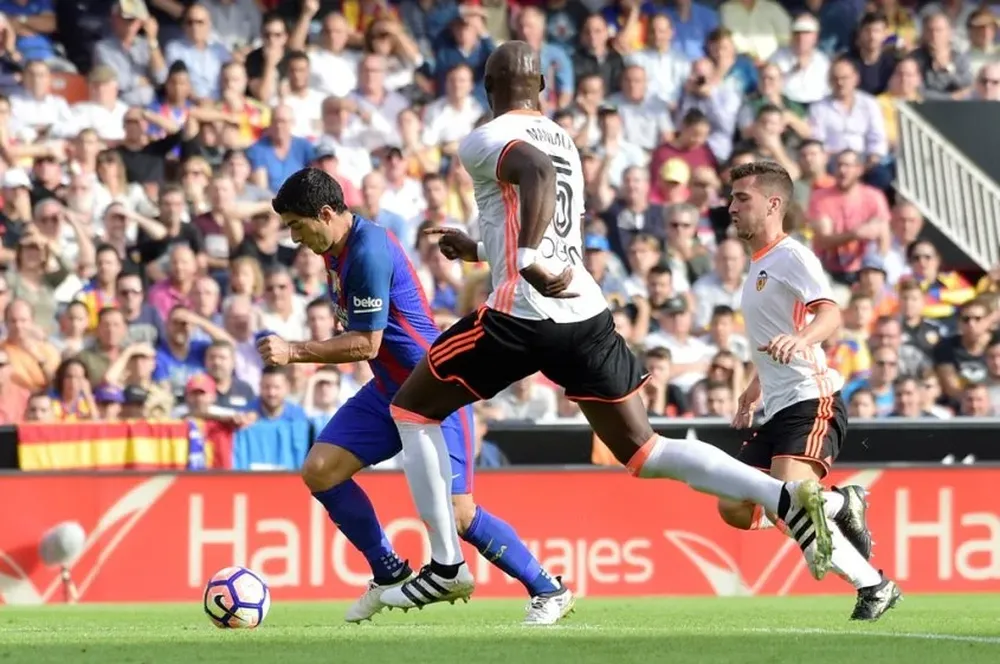 Luis Suárez en acción ante Valencia