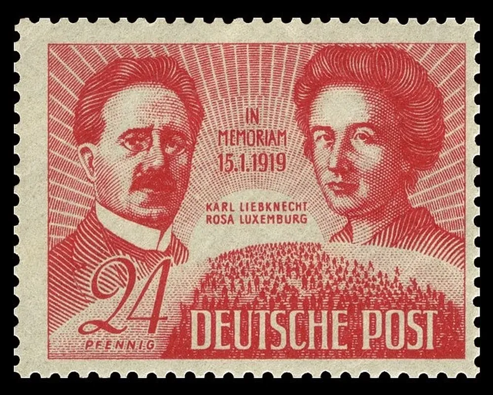 Muchos años después llegó el reconocimiento a los dirigentes comunistas Karl Liebknecht y Rosa Luxemburgo asesinados el 15 de enero de 1919..