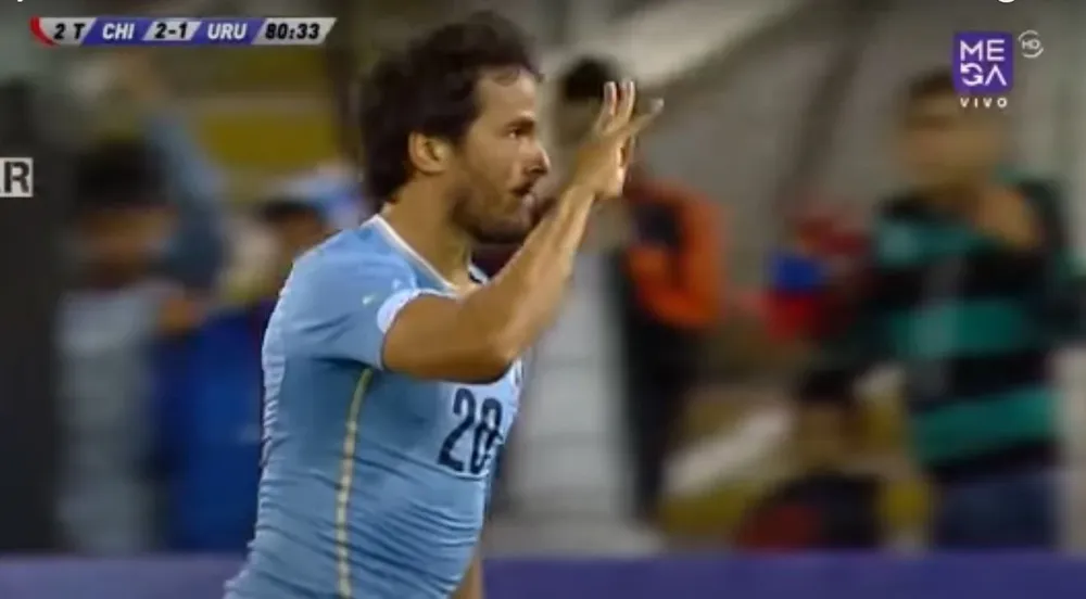 Álvaro González señala las cuatro estrellas de Uruguay en el festejo de su gol a Chile en el amistoso de 2014