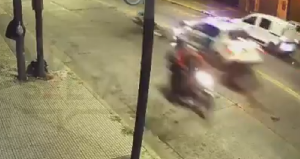 El momento fue captado por una cámara de seguridad