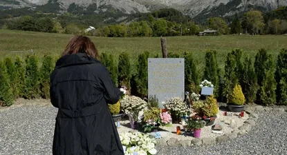 Un familiar frente un homenaje a las víctimas de la tragedia de Germanwings en el pueblo de Le Vernet, Alpes franceses