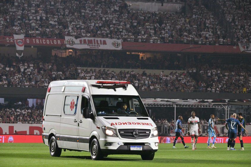 Una ambulancia ingresa en pleno partido Nacional vs Sao Paulo en Morumbí para asistir a Juan Izquierdo