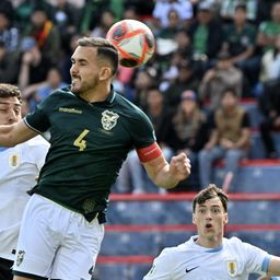Sebastián Cáceres de Uruguay ante Luis Haquin de Bolivia por Eliminatorias