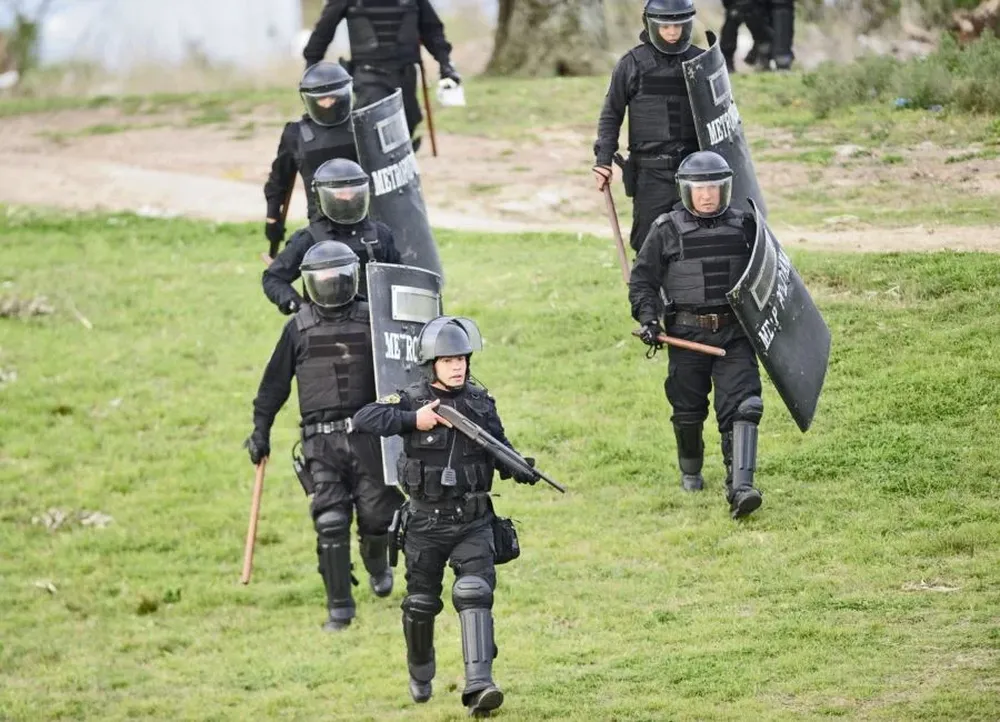 Efectivos de la Guardia Republicana intervinieron para controlar incidentes después del partido Cerro-Nacional en el Tróccoli