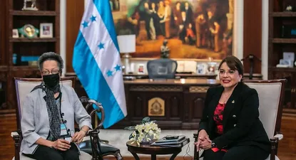 Margaret Macaulay de la CIDH y Xiomara Castro, presidenta de Honduras