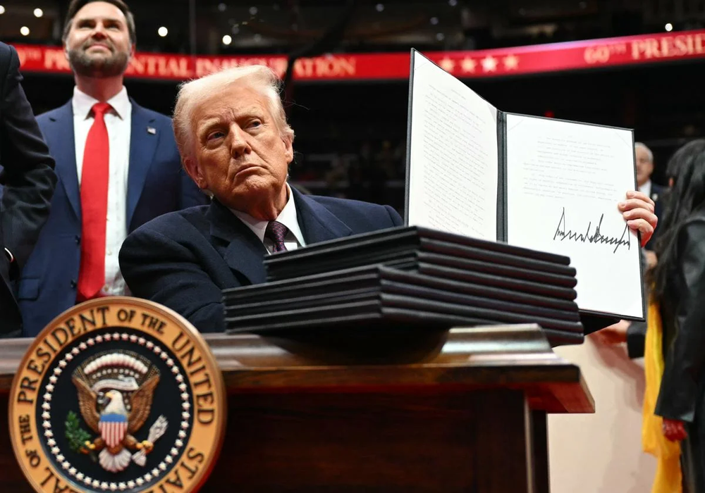 Donald Trump firma decretos en el despacho oval de la Casa Blanca