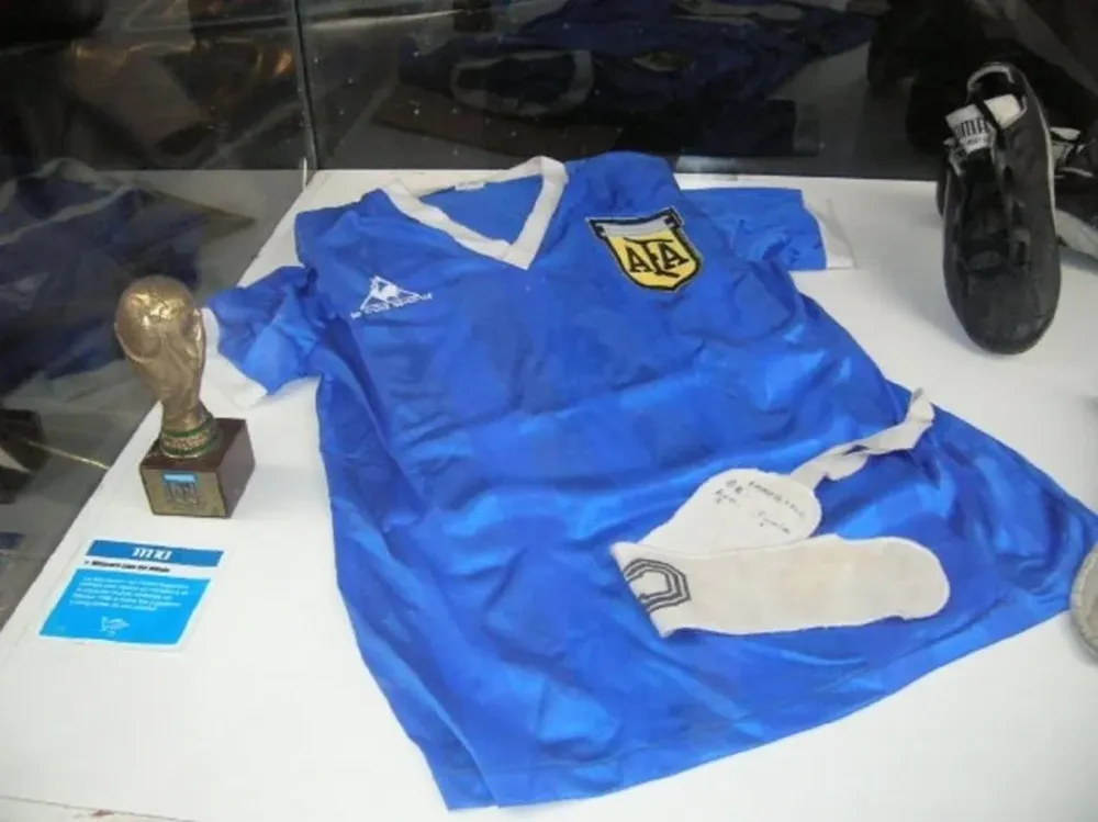 Una de las camisetas que reclama Maradona