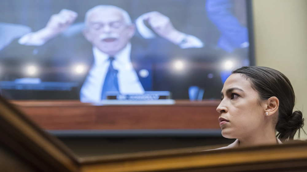 Alexandria Ocasio-Cortez escuchando a Gerry Connolly en el Comité de Supervisión de la Cámara de Representantes en 2019.