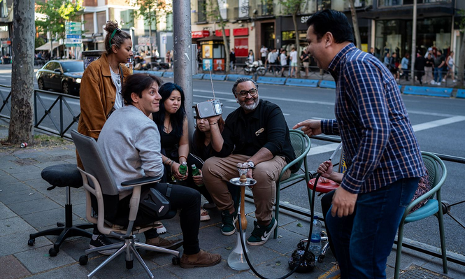 La gente reunida alrededor de una radio para mantenerse informada sobre el apagón.