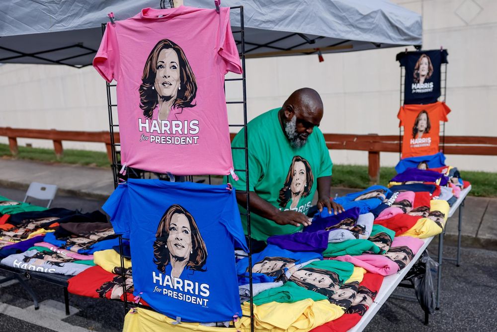 Kamala - remeras en un evento en Carolina del Norte - EFE.jpg