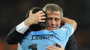 Lodeiro abrazado con Tabárez