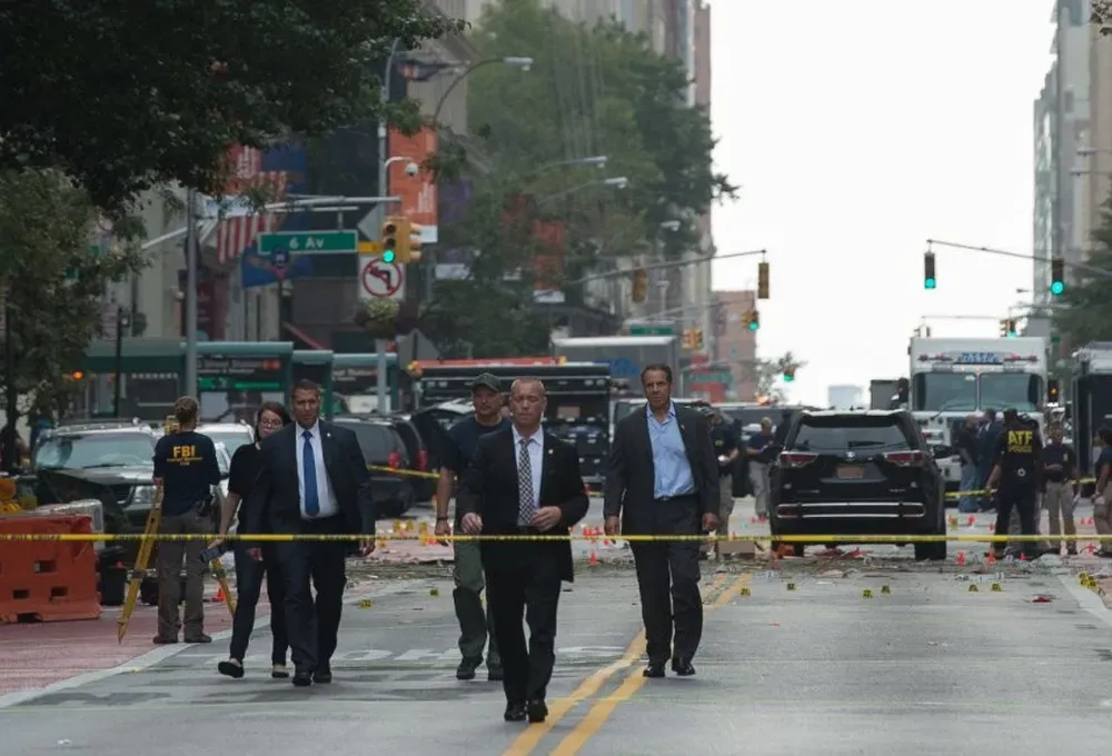 El gobernador de Nueva York visita la escena de una explosión ocurrida el sábado 17 de setiembre.