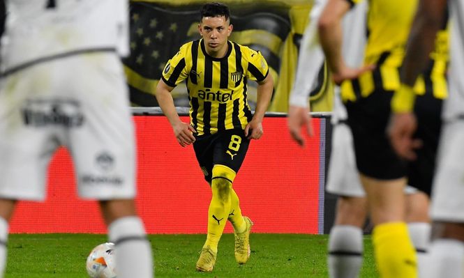 Leonardo Fernández de Peñarol, se prepara para un tiro libre ante The Strongest por la Copa Libertadores