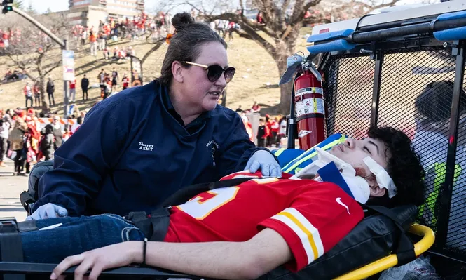 Uno de los heridos evacuados tras el ataque al desfile del Super Bowl.