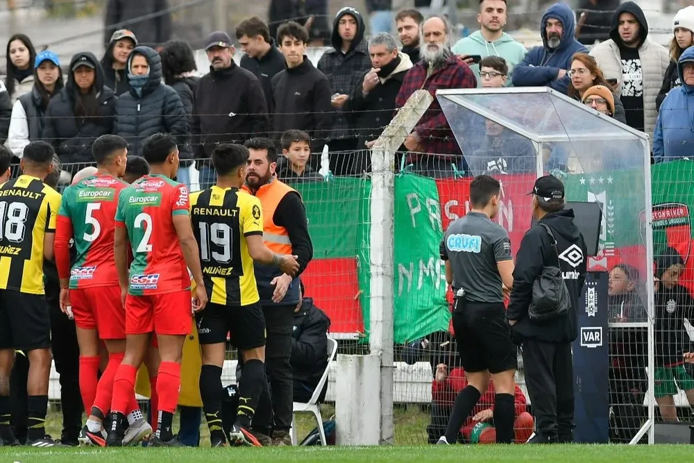 De Armas estuvo 6 minutos para definir si era gol o no de Peñarol