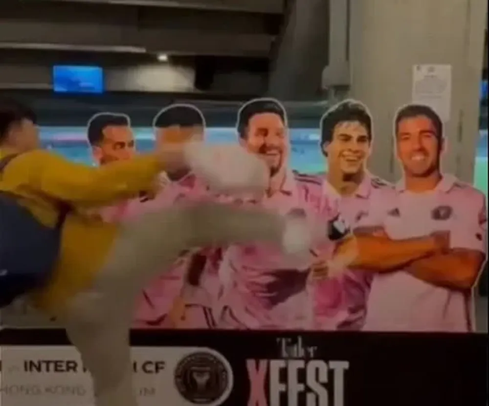 El cartel de Lionel Messi y Luis Suárez que fue atacado