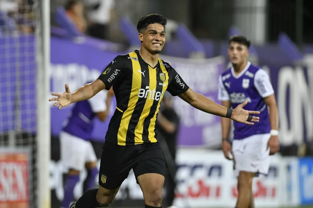 Matias Arezo festeja ante Defensor Sporting; el árbitro le dio dos goles y la AUF en principio también, pero ahora le quitó uno