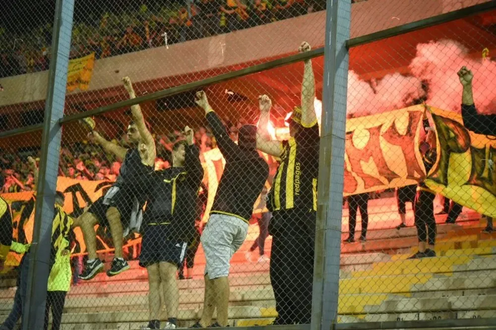 Los fuegos artificiales que los hinchas de Peñarol encendieron en el Campeón del Siglo