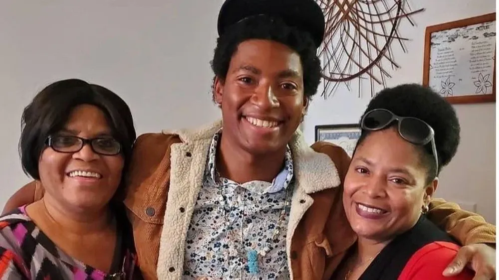Daniel Robinson, en el centro de la imagen junto a su madre y a su abuela, ha estado desaparecido desde hace tres meses.