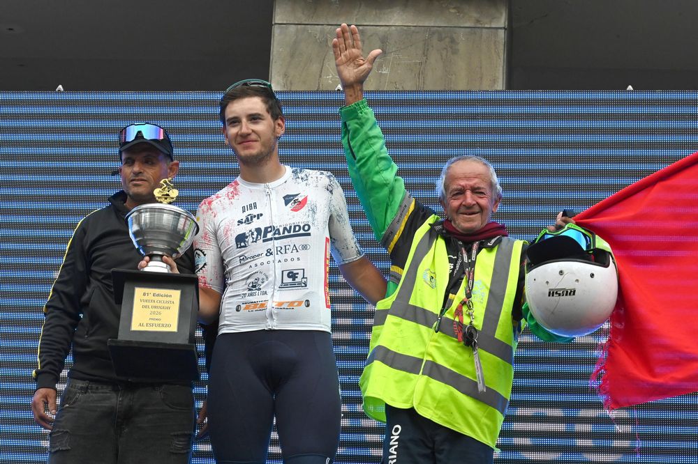 Pablo Correa recibe el premio al esfuerzo por ser el último corredor en llegar al final de la Vuelta Ciclista del Uruguay este domingo, en Montevideo&nbsp;