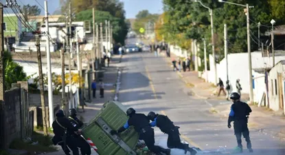 Contenedores, un ómnibus y una ambulancia fueron dañadas durante el enfrentamiento en el Marconi