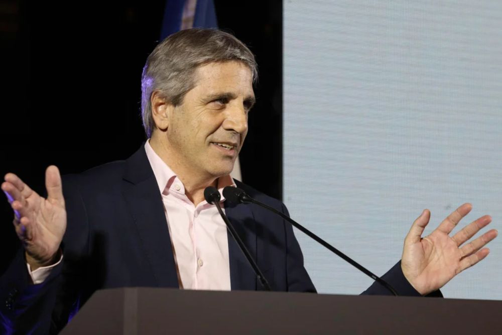 Luis Caputo reafirmó la política económica del Gobierno, resaltando la remonetización tanto en pesos como en dólares para sostener el crecimiento económico.