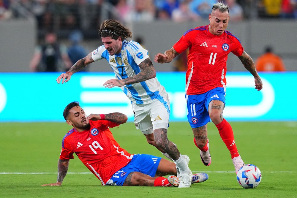 Eduardo Vargas y Marcos Bolados de Chile, contra Rodrigo De Paul de Argentina.