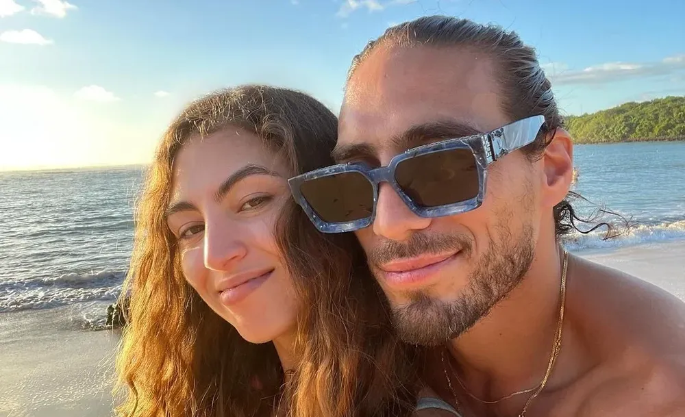 Martín Cáceres y su pareja