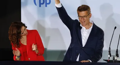 Alberto Núñez Feijóo festeja la vicroia junto a Isabel Díaz Ayuso en la casa del Partido Popular.