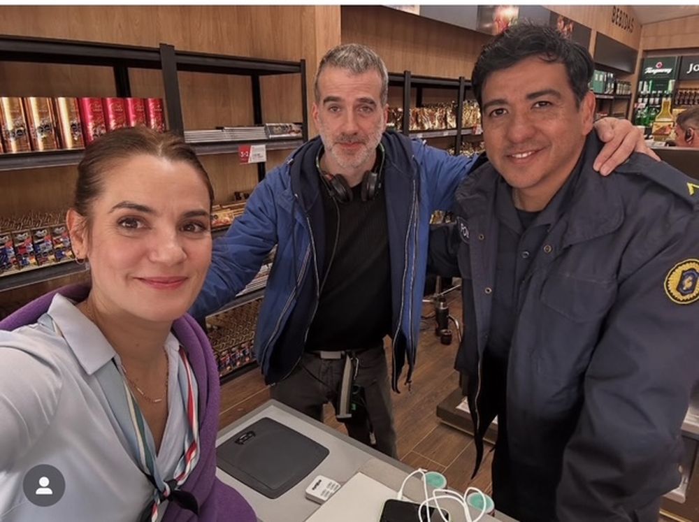 Pilar Gamboa, Daniel Hendler y Sergio Prina en el rodaje de Un cabo suelto