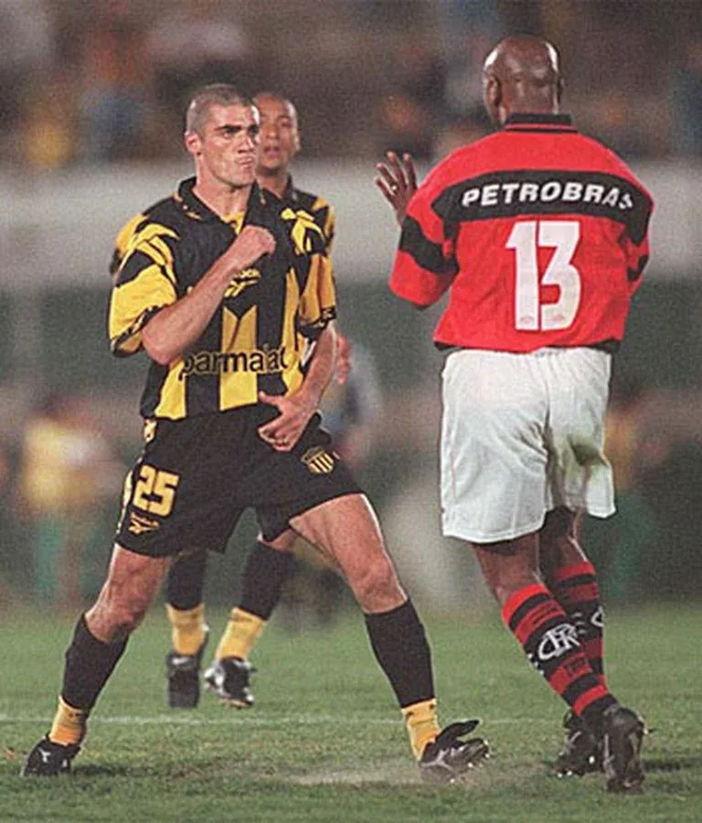 Walter Pandiani de Pe&ntilde;arol se prepara ante C&eacute;lio Silva de Flamengo y comenzar&aacute; una batahola entre los dos planteles por la Copa Mercosur 1999