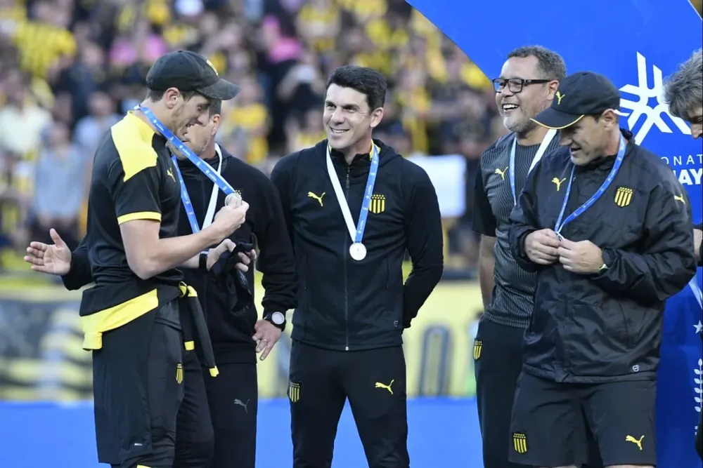 Mauricio Larriera y su cuerpo técnico disfrutaron el sábado al conseguir el título del Clausura y la medalla