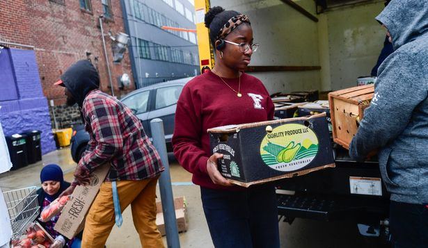 Voluntarios descargan donaciones del banco de alimentos Lutheran Settlement Houseen en Filadelfia, Pensilvania.