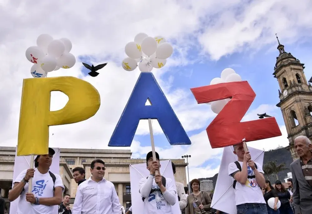 Personas celebran el acuerdo de paz entre el gobierno y la guerrilla FARC en Bogotá, Colombia.
