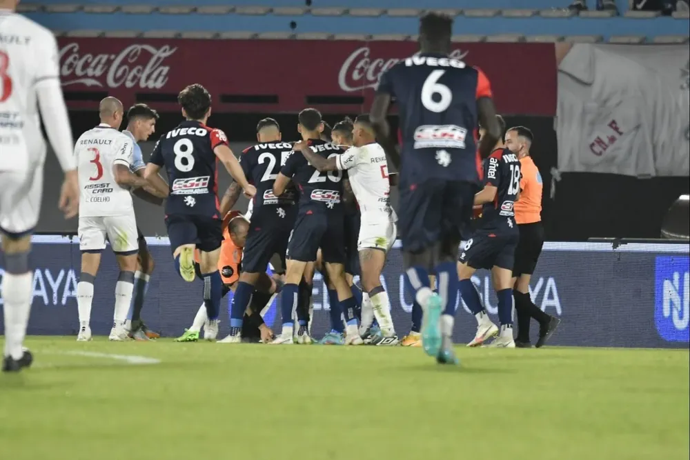 Jugadores de Albion y Nacional en un cruce