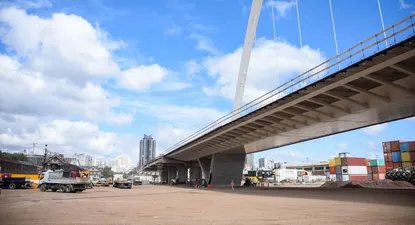 El puente tiene casi 2 km de largo en la rambla Sudamérica.