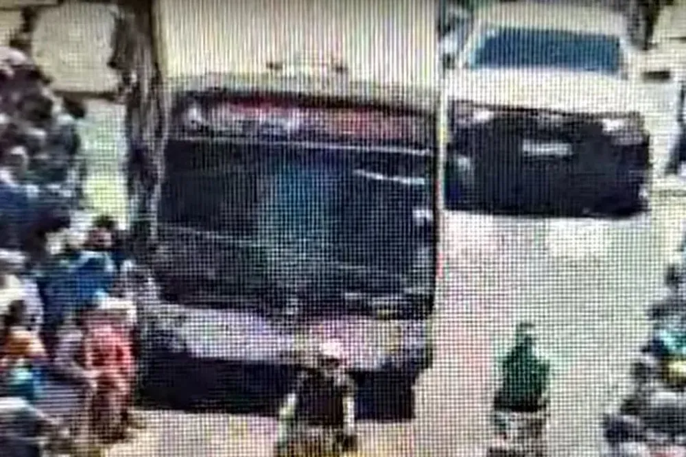 El momento en el que el colectivo atropella al policía