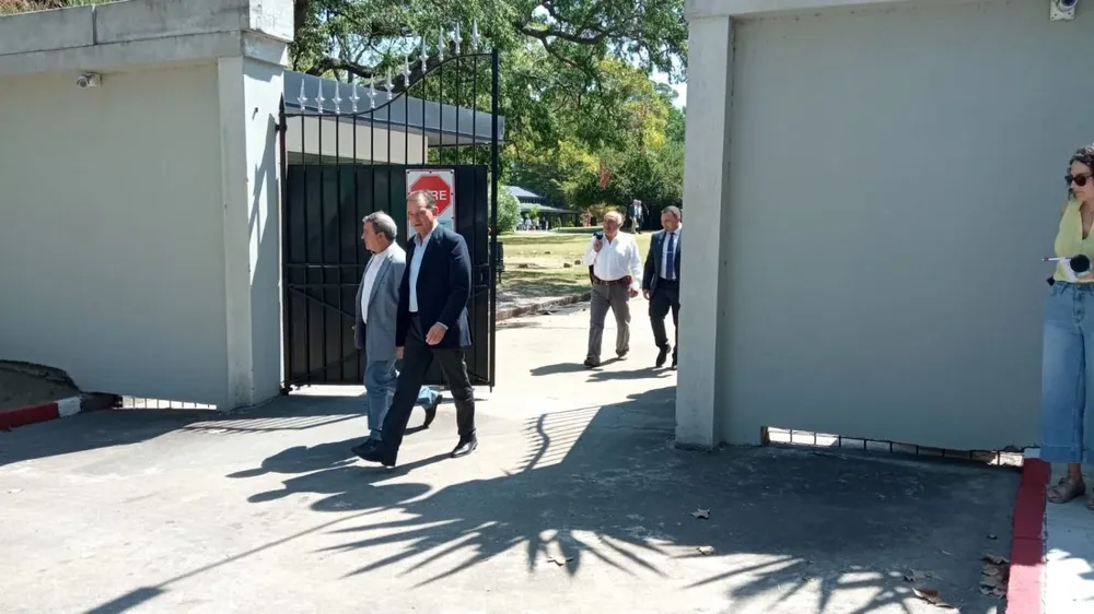 Legisladores de la coalición se retiran de la residencia presidencial tras reunirse con Luis Lacalle Pou