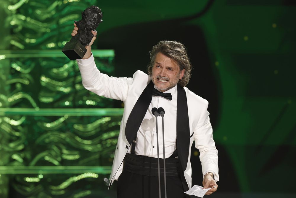El actor Salva Reina, Goya a Mejor Actor de Reparto por El 47 durante la gala de la 39 edición de los Premios Goya de la Academia de Cine que se celebra este sábado en el Palacio de Congresos y Exposiciones de Granada. EFE/ Julio Muñoz.